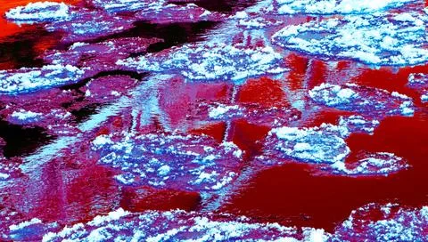 Colorful patterns form on the water's surface as light reflects off clouds an Fotos Stock