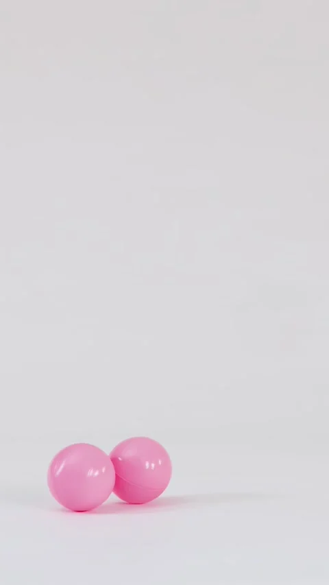 Colorful Plastic Spheres Falling and Bouncing on a White Surface Vídeo Stock 328624061