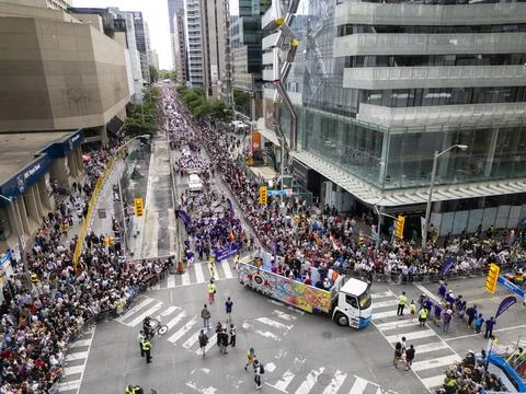 Colorful Pride Parade Float Turning at Busy Toronto Intersection Fotos Stock