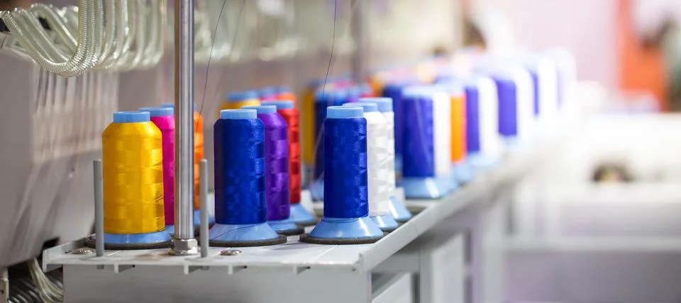 Colorful rows spools of thread Foto stock