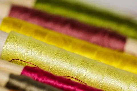 Colorful sewing thread pattern. colorful miniature bobbins of thread for sewi 스톡 사진