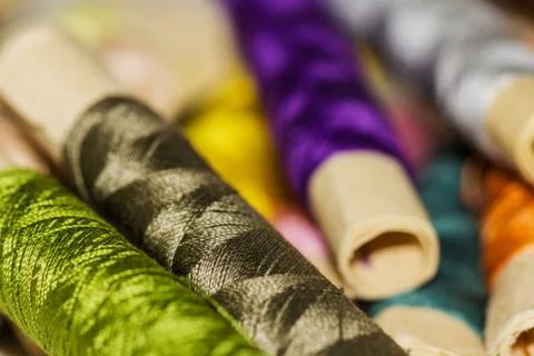 Colorful sewing thread pattern. colorful miniature bobbins of thread for sewi 스톡 사진
