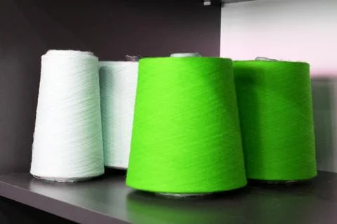Colorful sewing threads wound on a thread spool. textile Foto stock
