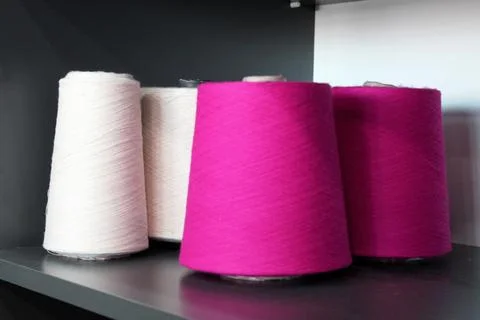 Colorful sewing threads wound on a thread spool. textile Foto stock