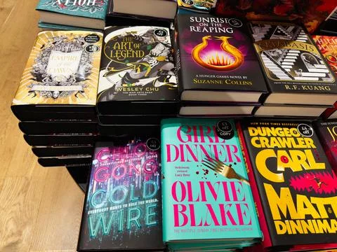 Colorful stack of popular hardcovers on display featuring fantasy thrillers.. Foto stock