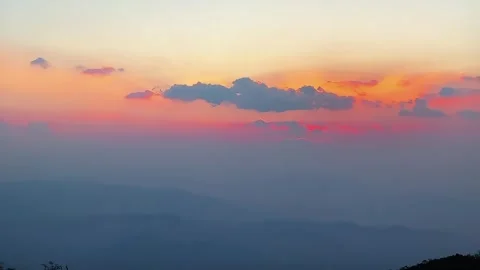 Colorful Sunset Clouds and Mountain Silhouettes at Dusk Vídeos de archivo 334708487