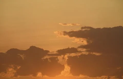 Colorful sunset in the evening. The setting disk of the sun over the forest.. 库存照片