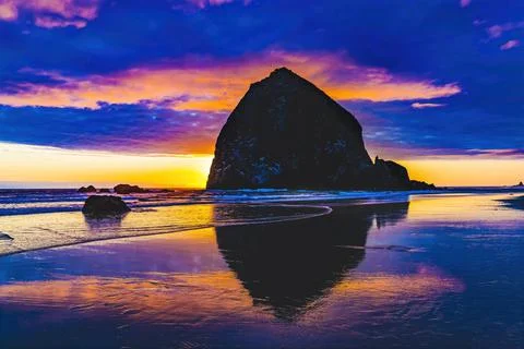 Colorful Sunset Haystack Rock Reflection Canon Beach Oregon Foto stock
