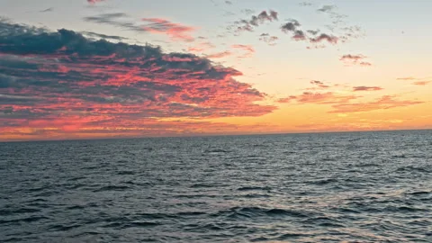 Colorful sunset over ocean Vidéo 98216992