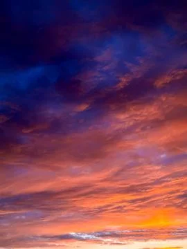 Colorful Sunset Sky with Dramatic Clouds and Warm Glow 库存照片