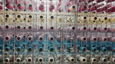 Colorful thread spools spinning on industrial loom machine Vídeo Stock 333209828