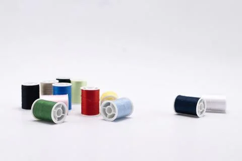Colorful Thread Spools on White Background - Sewing and Craft Supplies, Ass.. Foto stock