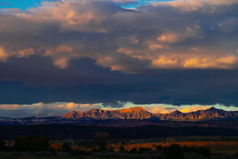 Colorful time lapse of sunset over Utah mountains and valley Видео 328886907
