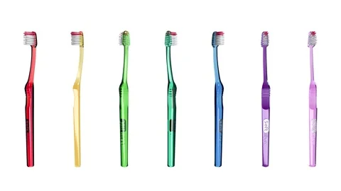 Colorfull toothbrushes rotating closeup. Loop 库存影片 145097768