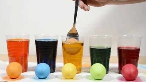 Coloring easter eggs Video stock 72713432