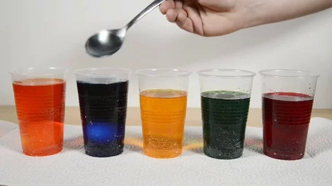 Coloring easter eggs Video stock 72717122