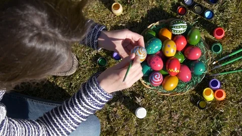 Coloring Easter eggs in the garden courtyard Stock-Footage 73461536