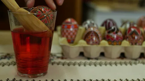 Coloring wax painted easter egg with wood spoon Vídeo Stock 48829687