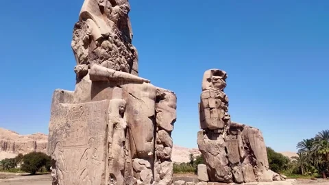 Colossi of Memnon ancient statues horizontal zoom out shot in Luxor Egypt Видео 332781845
