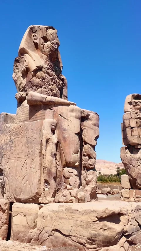 Colossi of Memnon ancient statues panning left in Luxor Egypt 스톡 동영상 332781716
