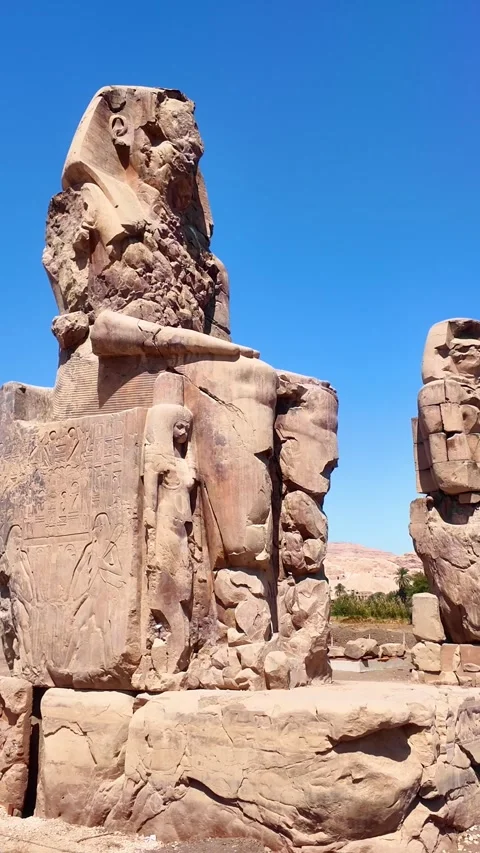 Colossi of Memnon ancient statues panning left in Luxor Egypt Видео 332781744
