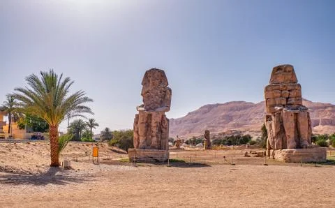 Colossi of Memnon, massive stone statues of the Pharaoh Amenhotep III in Luxo Stock Photos