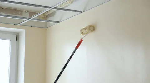 Colourer paints the wall Vídeo Stock 46515053