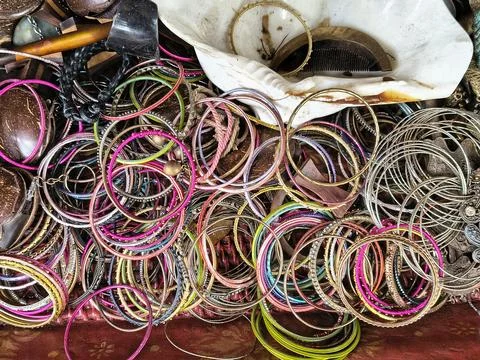 Colourful collection of assorted vintage bangles Stock-Fotos