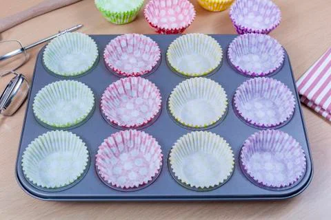 Colourful cupcake liners placed in a baking tray Foto stock