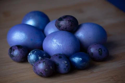 Colourful easter eggs. Colored eggs purple. Purple eggs. Happy easter Foto stock