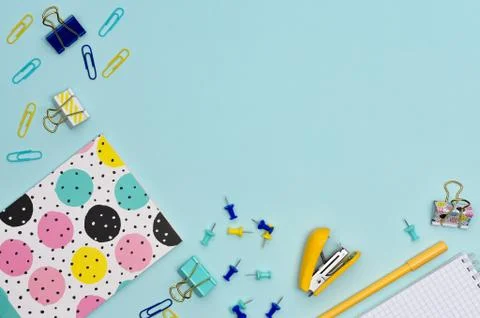 Colourful items for study and work in the office on a blue background. Foto stock