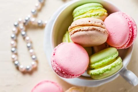 Colourful macaroons on the plates 库存照片