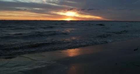 Colourful sunset scene at sandy beach. Movement of waves and orange horizon Vidéo 119061948