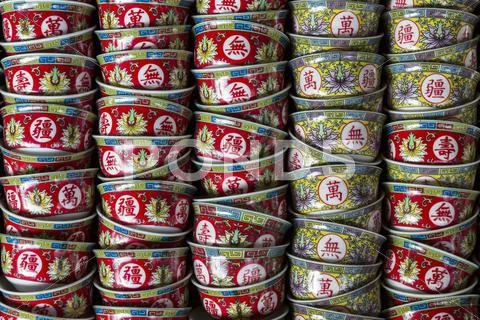 Colourful tea bowls from China at a market (Bangkok, Thailand) Stock Photos