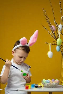 Colouring eggs for Easter time at home. Vertical photo Stock-Fotos