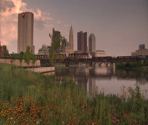 Columbus, OH skyline with train passing through on trestle bridge Stock Footage 86695519