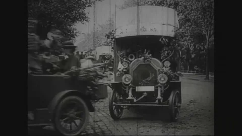 A column of auto-trucks leaving for the theater of war -1914 - 1918 Vidéo 83657116