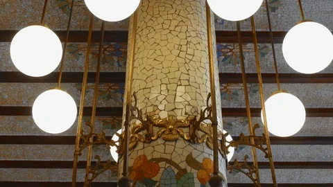 Column covered with mosaic in the north train station in Valencia, spain Vidéo 92303261