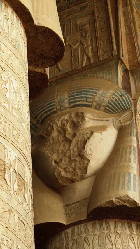 A column with a female image in the temple in Dendera or the temple of Hathor. Vidéo 334730040