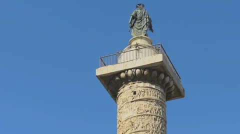 Column of Marcus Aurelius at Square Piazza Colonna in Rome, Italy Vídeos de archivo 66983634