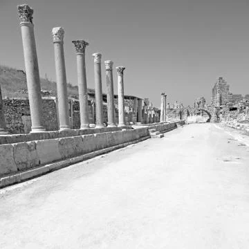 The column    old  stone  in  perge construction asia turkey and  roman templ Fotos de archivo