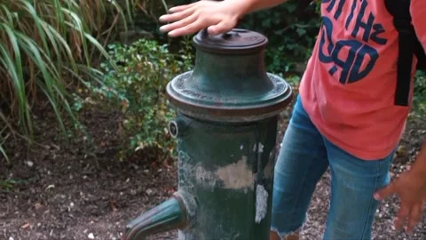 Column with potable water, drought. Potable water is fit for human consumption. Vidéo 137316329