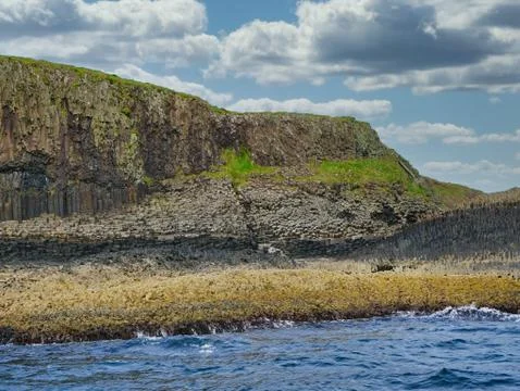 Columnar jointed volcanic basalt rocks on the island of Staffa, UK Stock Photos