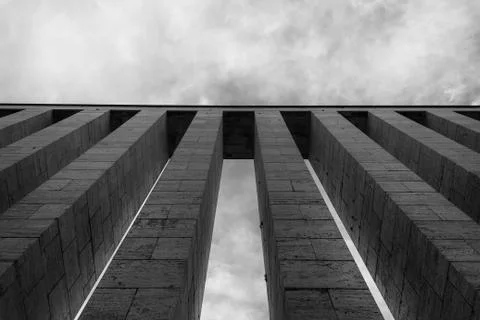 Columns against sky Stockfoto's