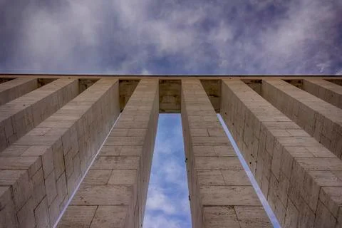 Columns against sky Stockfoto's
