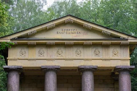Columns and bas-reliefs in the form of faces of weeping women on the facade Stock-Fotos