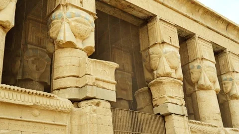 Columns of the facade of the temple of Dendera. Vídeo Stock 324690655