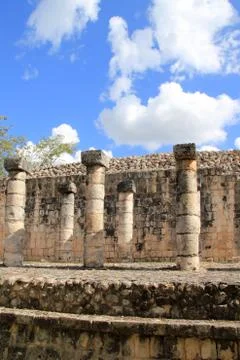 Columns Mayan Chichen Itza Mexico ruins in rows Stock-Fotos