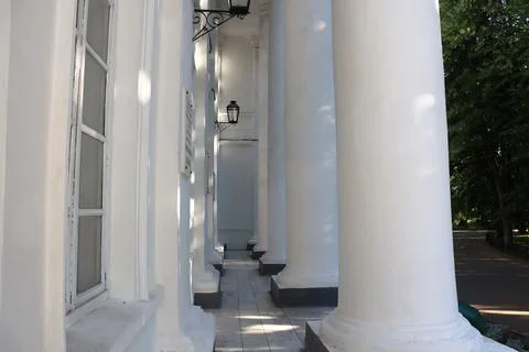 Columns support a building outside in a park setting on a sunny day Stockfoto's