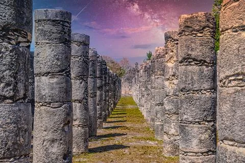 Columns of the Thousand Warriors in Chichen Itza, Mexico with Milky Way Galax Stock-Fotos